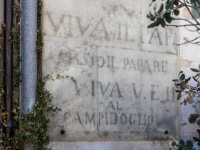 ...si trova una scritta in vernice nera protetta da una teca: Viva il Papa. Abbasso il Papa Re. Viva V.E. II al Campidoglio